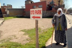 76 yaşındaki Hanife nine arsasını otoparka &ccedil;evirdi