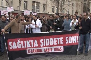 Sağlık &ccedil;alışanları "şiddete" karşı iş bıraktı