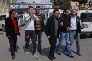 Derbideki satırlı saldırının ş&uuml;phelileri yakalandı