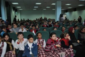 G&uuml;rsulu &ccedil;ocuklar sevgi ormanında