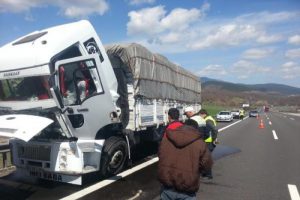 Kamyonun lastikleri tutuştu