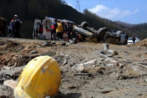 T&uuml;nel a&ccedil;maya giderken kaza yaptılar: 1 &ouml;l&uuml;