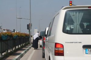 Ekmeğini trafik lambalarından &ccedil;ıkarıyor! &Ouml;ZEL HABER