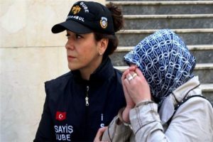 3 &ccedil;ocuk annesi kadın tacizcisini &ouml;ld&uuml;rd&uuml;