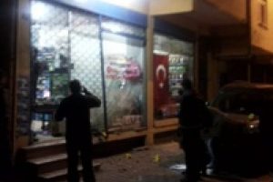 T&uuml;rk bayraklı d&uuml;kkana bomba