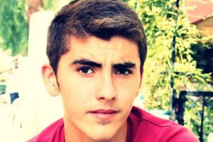 İkiye b&ouml;l&uuml;nen otomobilin ehliyetsiz s&uuml;r&uuml;c&uuml;s&uuml; &ouml;ld&uuml;