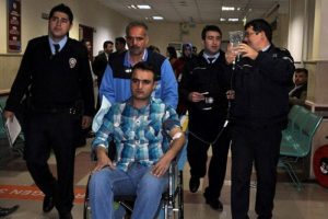 Minib&uuml;sle otomobil &ccedil;arpıştı: 5 polis yaralı