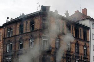 Almanya'da T&uuml;rklerin de bulunduğu apartmanda yangın