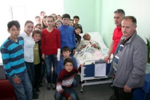 Kazazede &ouml;ğrencilerden tır şof&ouml;r&uuml;ne karanfil