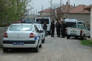 Kamyonetle geri gelirken oğlunu ezdi