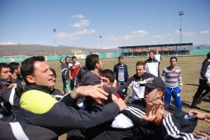 Yeşil sahada futbolcu ve taraftar dehşeti