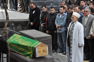 Trafik kazasında &ouml;len gen&ccedil; toprağa verildi