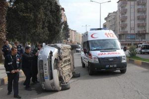 Ehliyetsiz s&uuml;r&uuml;c&uuml; kaza yaptı