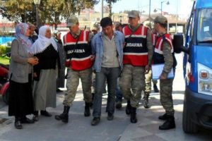 Hırsızlık zanlıları cezaevini boyladı