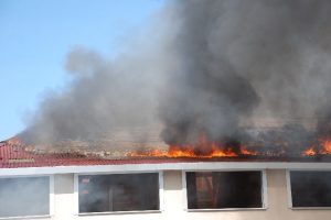 &Ccedil;atıdaki yangın kendi kendine s&ouml;nd&uuml;