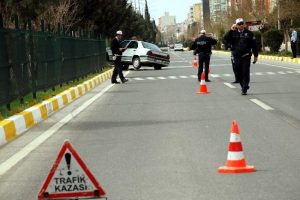 D&uuml;ğ&uuml;n konvoyunda otomobil takla attı: 10 yaralı