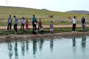 Kanala d&uuml;şen kardeşini kurtarmak isterken suda kayboldu