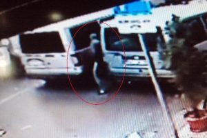 İntikam i&ccedil;in polis aracının lastiğini kesti serbest kaldı