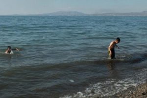 &Ccedil;ocuklar Van G&ouml;l&uuml;'nde y&uuml;zme sezonunu erken a&ccedil;tı