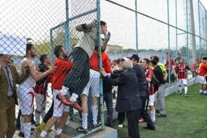 Amat&ouml;r ma&ccedil;ta futbolcular birbirine girdi