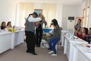 Başkan makamında kadınlarla oynadı