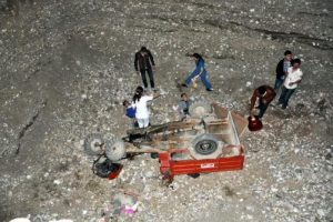 Piknik d&ouml;n&uuml;ş&uuml; 15 metrelik &ccedil;ukura u&ccedil;tular