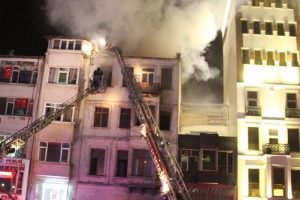 Beyoğlu'nda panik yaratan yangın