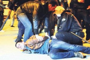 Yurtta taşlı sopalı kavga