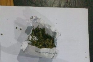 Polis ş&uuml;pheli şahısları esrarla yakaladı
