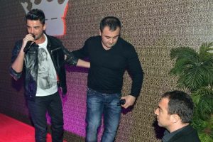 &Uuml;nl&uuml; sanat&ccedil;ıya sahnede 1 Nisan şoku