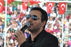 Rafet El Roman coşturdu