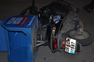Motosikletin &ccedil;arptığı gen&ccedil; kadın &ouml;ld&uuml;