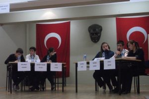 &Ouml;ğrenciler serbest kıyafeti tartıştı