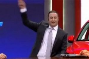 İlker Ayrık canlı yayında kafasında şişe kırdı