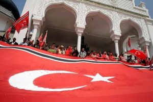 A&ccedil;e'ye ''ay yıldızlı'' al bayrak
