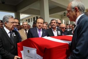 Livaneli'nin babası son yolculuğuna uğurlandı