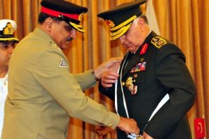 &Ouml;zel'e  Pakistan'dan madalya