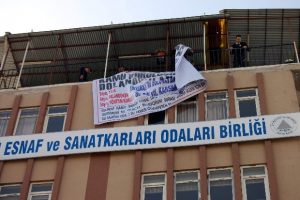 Binayı ateşe verdi, kendisini binaya kapattı