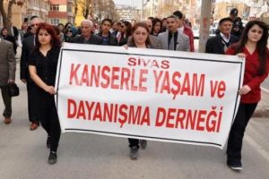 Halkı kanser konusunda bilin&ccedil;ledirmek i&ccedil;in y&uuml;r&uuml;d&uuml;ler