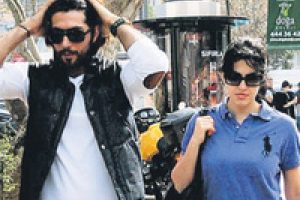 Gazetecileri g&ouml;r&uuml;nce s&uuml;slendi