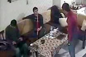 Taraftarların arasına karışıp cep telefonu &ccedil;aldı