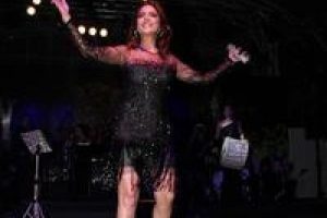 Ebru G&uuml;ndeş'ten mini şov
