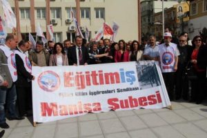 Darp edilen &ouml;ğretmene sendikadan destek