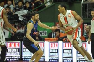 Banvit Fener'i liderlikten etti