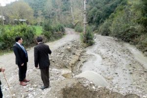 Yağmur nedeniyle yol &ccedil;&ouml;kt&uuml;