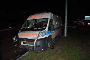 Ambulansla otomobil &ccedil;arpıştı