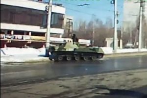 Tank şof&ouml;r&uuml; acemi &ccedil;ıkınca!