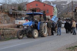 Trakt&ouml;r devrildi: 7 yaralı