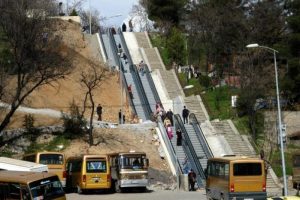Evlerine y&uuml;r&uuml;yen merdivenle gidiyorlar