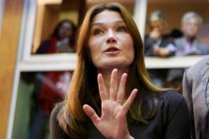 Carla Bruni'yi sinirlendiren soru